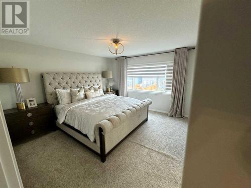 20 Cranbrook Green Se, Calgary, AB - Indoor Photo Showing Bedroom