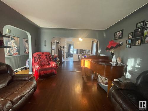 9624 75A St Nw, Edmonton, AB - Indoor Photo Showing Living Room