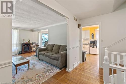 75 Maureen Avenue, Welland, ON - Indoor Photo Showing Living Room