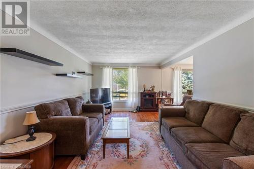 75 Maureen Avenue, Welland, ON - Indoor Photo Showing Living Room