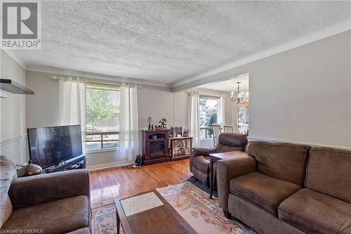 75 Maureen Avenue, Welland, ON - Indoor Photo Showing Living Room