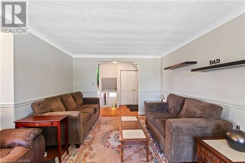 75 Maureen Avenue, Welland, ON - Indoor Photo Showing Living Room