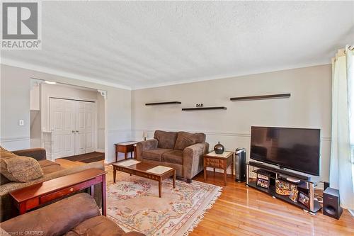 75 Maureen Avenue, Welland, ON - Indoor Photo Showing Living Room