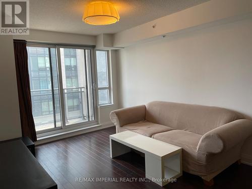 301 - 372 Highway 7 Road E, Richmond Hill, ON - Indoor Photo Showing Living Room