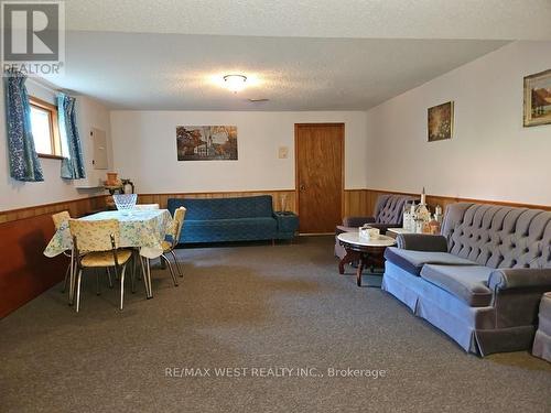 18 Goa Court, Toronto, ON - Indoor Photo Showing Living Room