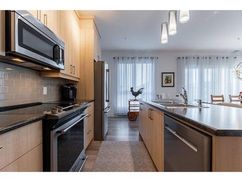 Cuisine - 304-335 Av. De La Belle-Dame, La Prairie, QC - Indoor Photo Showing Kitchen With Double Sink