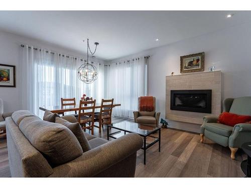 Salon - 304-335 Av. De La Belle-Dame, La Prairie, QC - Indoor Photo Showing Living Room With Fireplace