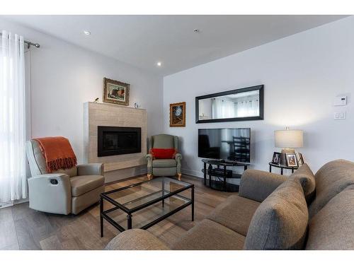 Salon - 304-335 Av. De La Belle-Dame, La Prairie, QC - Indoor Photo Showing Living Room With Fireplace