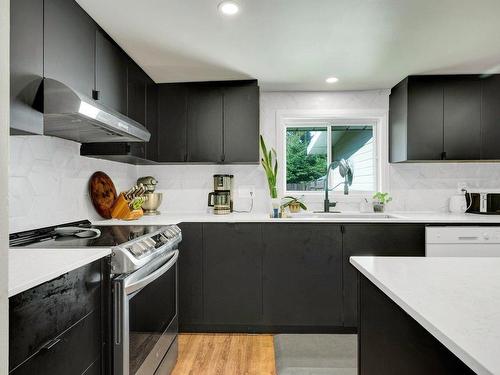 Kitchen - 109 Rue Du Sommet-Vert, Sainte-Marguerite-Du-Lac-Masson, QC - Indoor Photo Showing Kitchen With Upgraded Kitchen