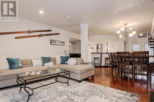 209846 Highway 26, Blue Mountains, ON - Indoor Photo Showing Living Room