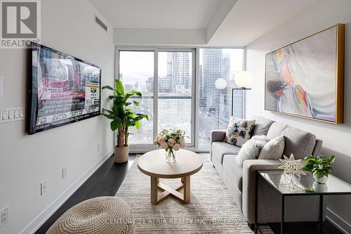 915 - 319 Jarvis Street, Toronto, ON - Indoor Photo Showing Living Room