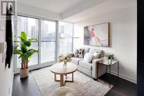 915 - 319 Jarvis Street, Toronto, ON - Indoor Photo Showing Living Room