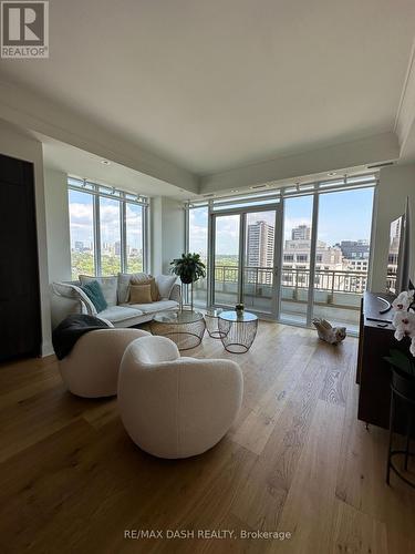 1002 - 151 Avenue Road, Toronto, ON - Indoor Photo Showing Living Room