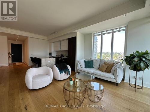 1002 - 151 Avenue Road, Toronto, ON - Indoor Photo Showing Living Room