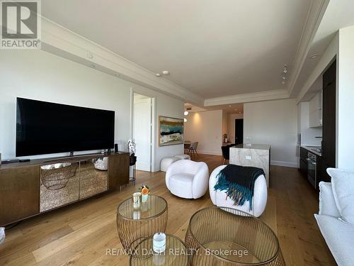 1002 - 151 Avenue Road, Toronto, ON - Indoor Photo Showing Living Room