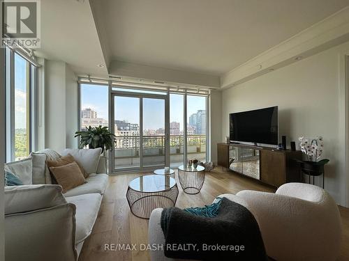 1002 - 151 Avenue Road, Toronto, ON - Indoor Photo Showing Living Room