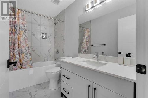 519 Corner Meadows Square Ne, Calgary, AB - Indoor Photo Showing Bathroom