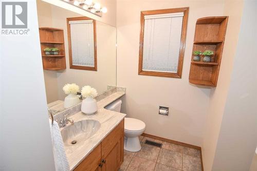 175 Douglasbank Drive Se, Calgary, AB - Indoor Photo Showing Bathroom