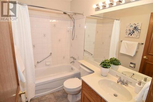 175 Douglasbank Drive Se, Calgary, AB - Indoor Photo Showing Bathroom