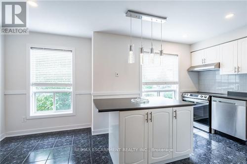 11 - 384 Limeridge Road E, Hamilton, ON - Indoor Photo Showing Kitchen