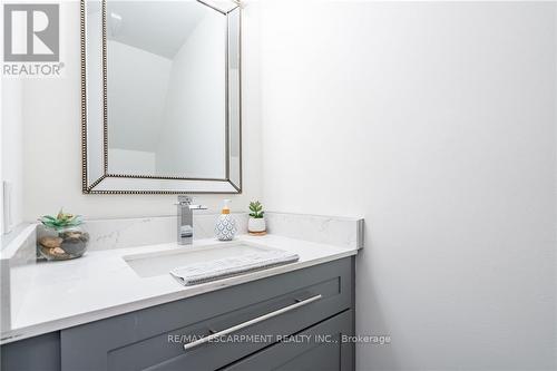 11 - 384 Limeridge Road E, Hamilton, ON - Indoor Photo Showing Bathroom