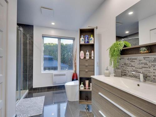 Bathroom - 740 Rue Luc, Laval (Sainte-Dorothée), QC - Indoor Photo Showing Bathroom