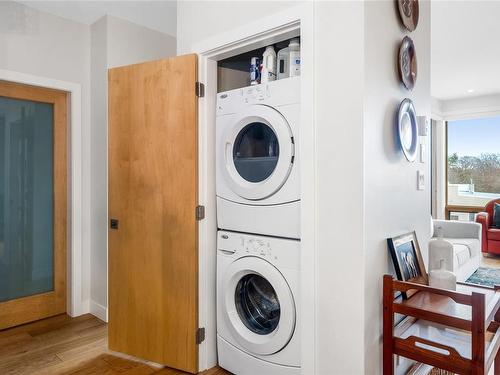 306-1969 Oak Bay Ave, Victoria, BC - Indoor Photo Showing Laundry Room