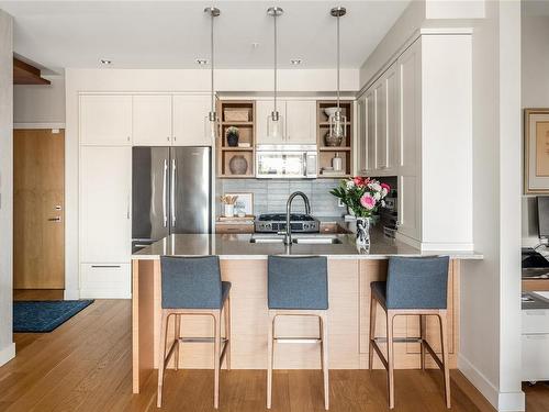 306-1969 Oak Bay Ave, Victoria, BC - Indoor Photo Showing Kitchen With Upgraded Kitchen