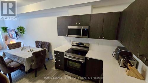 18 Spry Lane, Barrie, ON - Indoor Photo Showing Kitchen