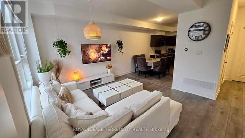 18 Spry Lane, Barrie, ON - Indoor Photo Showing Living Room