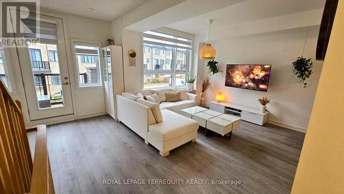 18 Spry Lane, Barrie, ON - Indoor Photo Showing Living Room