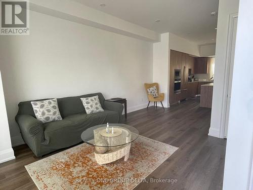 135 High Street W, Mississauga, ON - Indoor Photo Showing Living Room