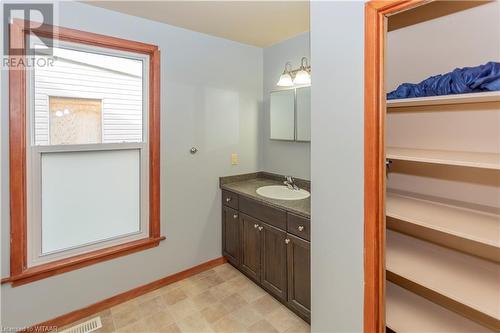 Bathroom with vanity - 60 Wellington St N/S Street N, Woodstock, ON - Indoor