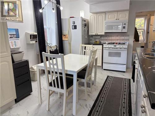 Kitchen featuring decorative backsplash, sink, and white appliances - 1087 7Th Avenue W, Owen Sound, ON - Indoor Photo Showing Kitchen