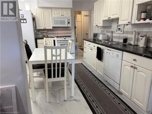 Kitchen with tasteful backsplash, sink, and white appliances - 1087 7Th Avenue W, Owen Sound, ON - Indoor Photo Showing Kitchen