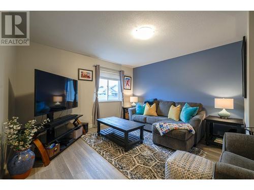 5101 19Th Street Unit# 11, Vernon, BC - Indoor Photo Showing Living Room