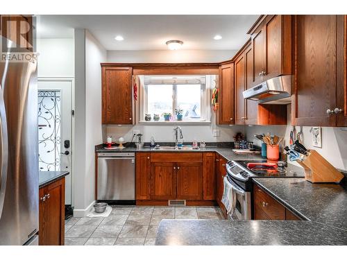 5101 19Th Street Unit# 11, Vernon, BC - Indoor Photo Showing Kitchen With Double Sink