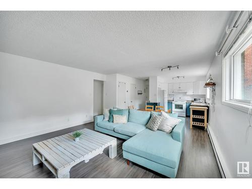 #3 8304 107 St Nw, Edmonton, AB - Indoor Photo Showing Living Room