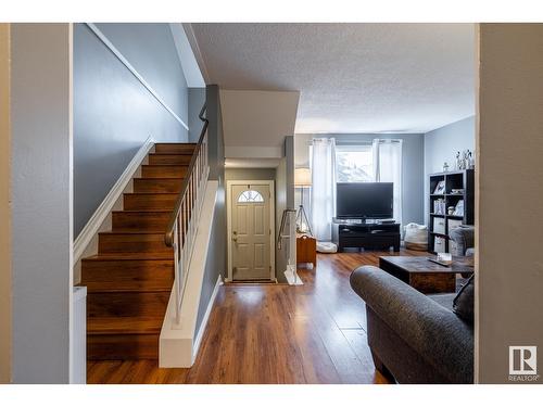 18224 91 Av Nw, Edmonton, AB - Indoor Photo Showing Living Room