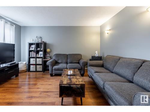 18224 91 Av Nw, Edmonton, AB - Indoor Photo Showing Living Room