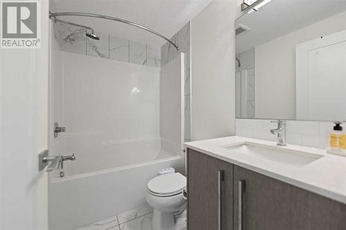 1404, 76 Cornerstone Passage Ne, Calgary, AB - Indoor Photo Showing Bathroom