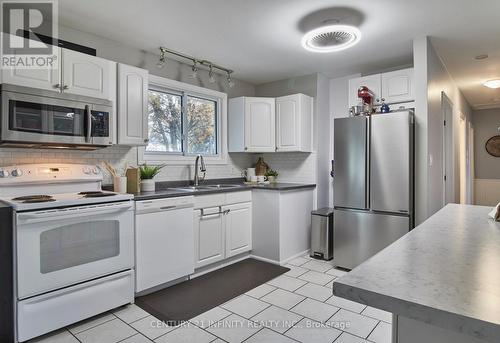 667 Sunset Boulevard, Clarington (Newcastle), ON - Indoor Photo Showing Kitchen