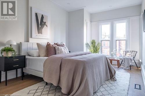 Bedroom with hardwood / wood-style floors - 109 East Avenue S, Hamilton, ON - Indoor Photo Showing Bedroom