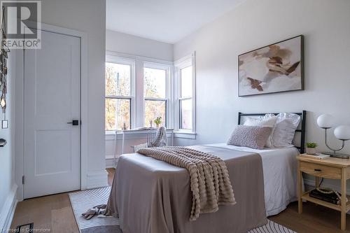 Bedroom with hardwood / wood-style flooring - 109 East Avenue S, Hamilton, ON - Indoor Photo Showing Bedroom