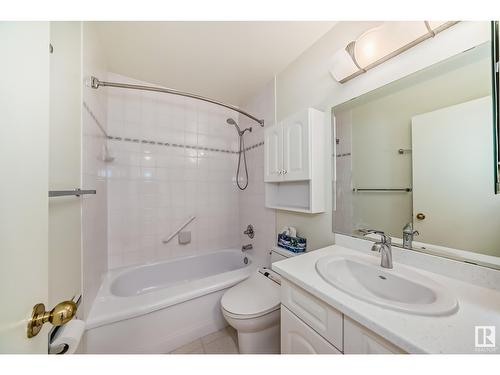 17404 76 Av Nw, Edmonton, AB - Indoor Photo Showing Bathroom