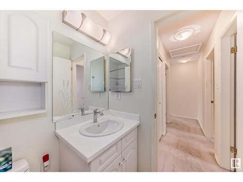 17404 76 Av Nw, Edmonton, AB - Indoor Photo Showing Bathroom