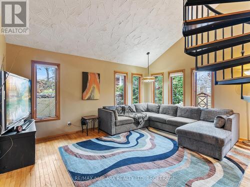 14 Foster Avenue N, Parry Sound, ON - Indoor Photo Showing Living Room