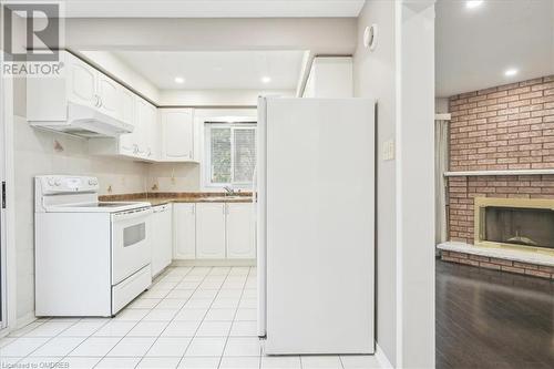 560 Marlatt Drive, Oakville, ON - Indoor Photo Showing Kitchen