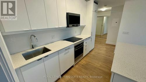 904 - 30 Elm Drive, Mississauga, ON - Indoor Photo Showing Kitchen