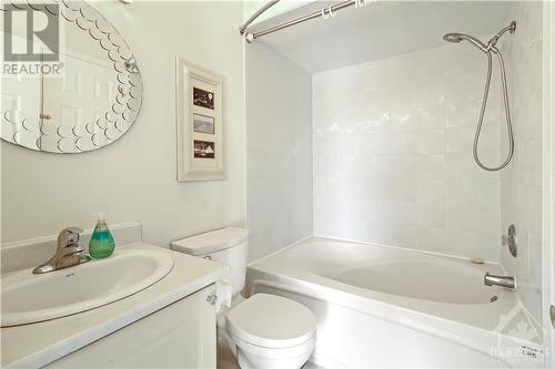 4474 Harper Avenue, Cyrville - Carson Grove - Pineview (2202 - Carson Grove), ON - Indoor Photo Showing Bathroom